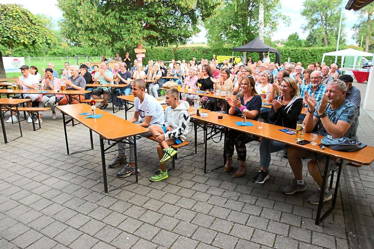 Rund 150 Gäste folgten gespannt dem Beziehungs-Hin-und-Her von Backblech im Eutinger Brühl.