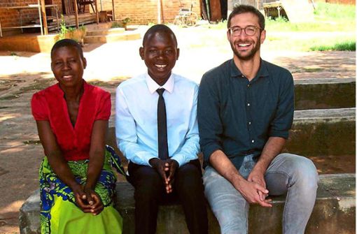 Am Sonntag, 20. November, berichtet Philipp Müller (rechts) aus Furtwangen im Schonacher Pfarrzentrum über seine Arbeit im Verein Duwa Lofunga, der sich in Malawi für die Förderung von begabten Schülern einsetzt. Foto: Müller