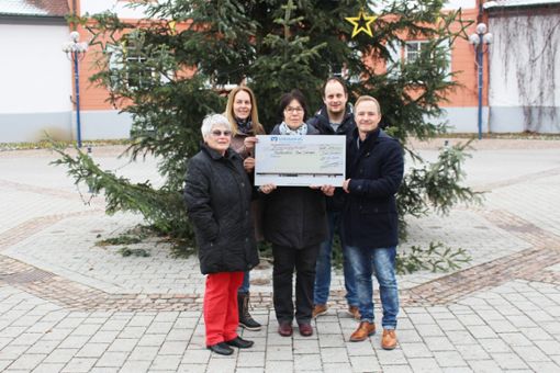 1500 Euro bekommen die Kulturlotsen für ihrer Arbeit von der Kur und Bäder GmbH. Foto: Kur und Bäder Foto: Schwarzwälder Bote