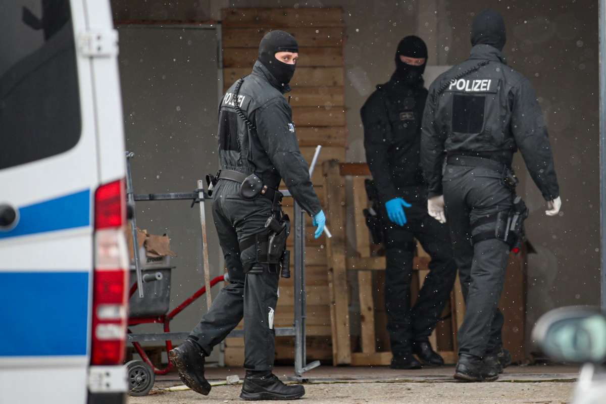 Spezialkräfte der Polizei durchsuchten zwei Objekte in Weigheim.