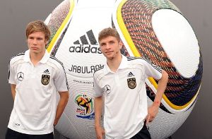Holger Badstuber und Thomas Müller (v.l.) zählen zu Deutschlands jungen Wilden der Fußball Weltmeisterschaft 2010. Foto: dpa