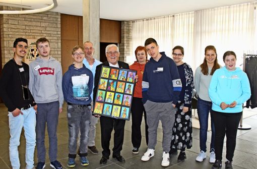Die Schülerinnen und Schüler der Lindenschule haben sich mit Bischof Fürst getroffen. Foto: Baum
