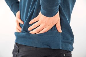 Chronische Schmerzen – wie etwa ein Rückenleiden – beeinträchtigen die Lebensqualität vieler Menschen. Foto: Christin Klose/dpa