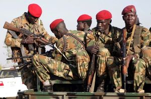 Südsudanesische Soldaten patroulieren in Juba. Foto: dpa