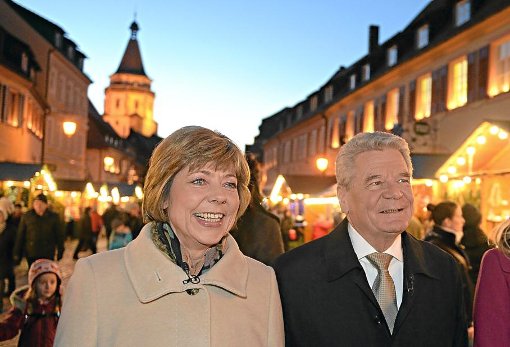 Bundespräsident Joachim Gauck und seine Lebensgefährtin Daniela Schadt gehen in Gengenbach über den Weihnachtsmarkt. Foto: dpa