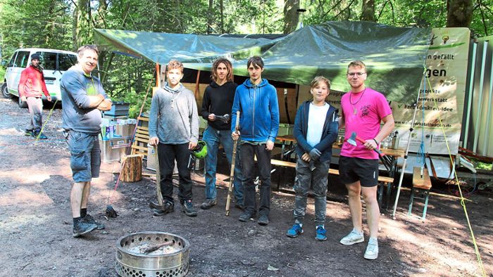 Jugendliche bauen mit Baumhaustechnikern ein Baumhaus