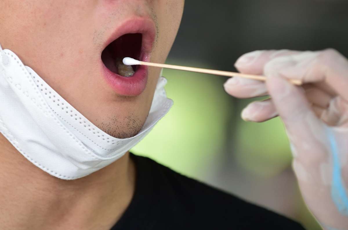 Ist das Testergebnis zuverlässiger per Nasen- oder Rachenabstrich? Experten sind sich uneinig. (Symbolfoto)  Foto: Yeongsik Im/ Shutterstock