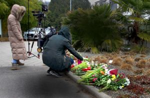 Am Tatort am Botanischen Garten haben Trauernde Blumen abgelegt. Foto: AFP/Daniel Roland