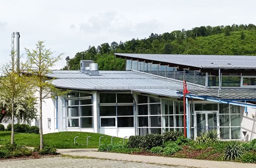 Das Nebendach der Schmeienhalle wird neu gedeckt. Foto: Horst Schweizer