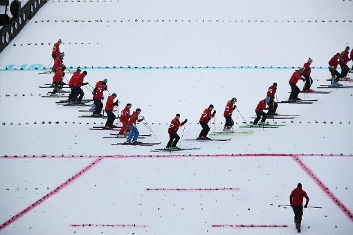 Die Schanze wird mit Skiern präpariert. Volle Stehränge erhofft sich der Veranstalter beim Weltcupspringen. Foto: G. Bächle