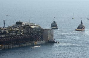 Die Costa Concordia wird von der Insel Giglio nach Genua geschleppt und soll dort verschrottet werden. Foto: dpa
