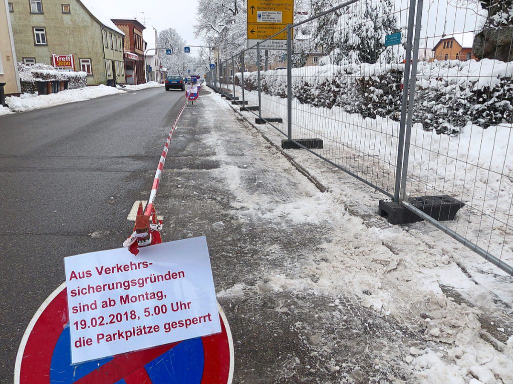 72 Stunden vor Beginn der Aktion werden die Schilder aufgestellt. Am Abend soll der Zaun wieder Richtung Zinzendorfplatz verrückt werden und die Parkplätze frei geben.