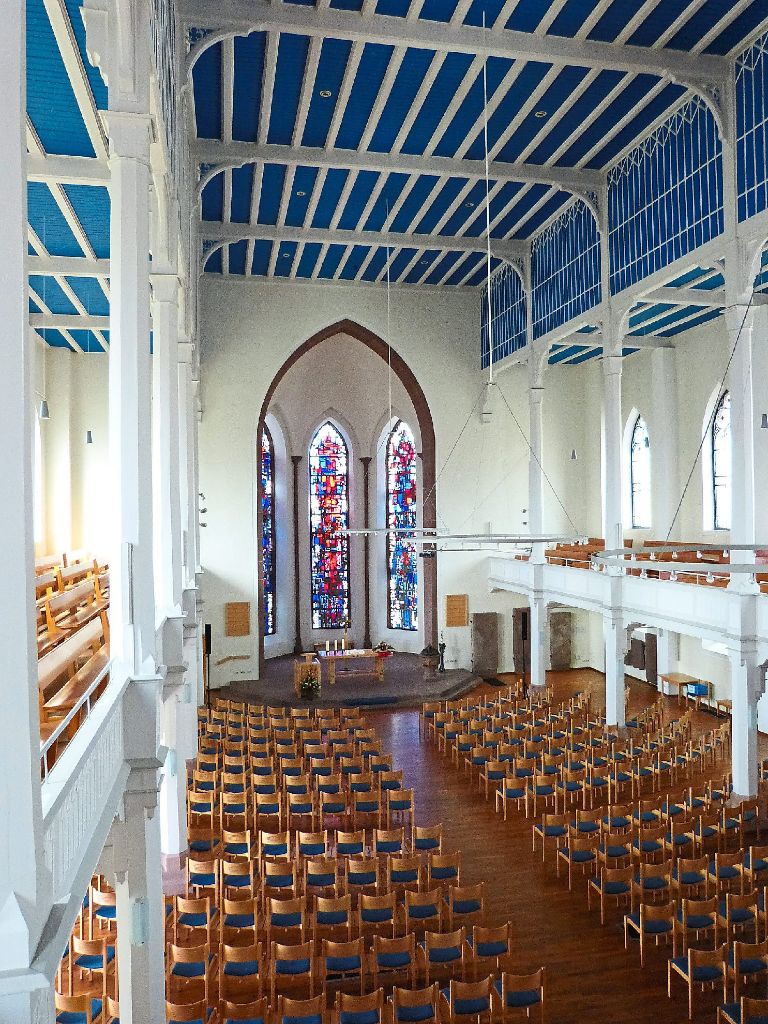Ein großzügiger Gottesdienstraum empfängt die Besucher der Lorenzkirche. Seine heutige Gestalt erhielt  der Kirchenraum bei der letzten großen Renovierung 1998.