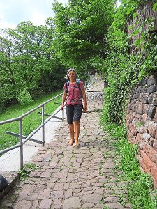Christiane Potschaske übt in Heidelberg auf den alten Pflastersteinen des Schlangenweges auf dem sogenannten Philosophenweg. Foto: Potschaske Foto: Schwarzwälder-Bote