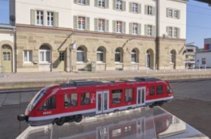 Ein Modell der S-Bahn vor dem Bahnhof Horb. Ist das die beste Lösung für die Zeit der Gäubahn-Kappung? Foto: Jürgen Lück