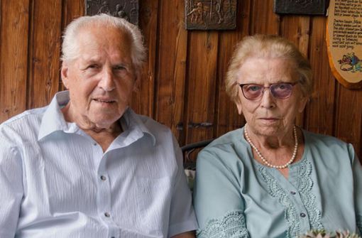 Hans und Elisabeth Pröbster aus Jungingen freuen sich über den 65. Hochzeitstag. Foto: Pfister