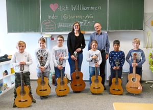 Eine großzügige Spende ermöglicht die Gitarren-AG: sechs Neuhengstetter Grundschüler mit Lehrerin Lisa Zweig   und Ralf Lueg (Bürgersolar). Foto: Tröger Foto: Schwarzwälder Bote