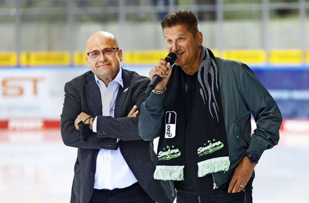 Zwei, denen Eishockey in Bietigheim am Herzen liegt: Steelers-Geschäftsführer Volker Schoch (li.) mit Pur-Sänger Hartmut Engler Foto: Baumann