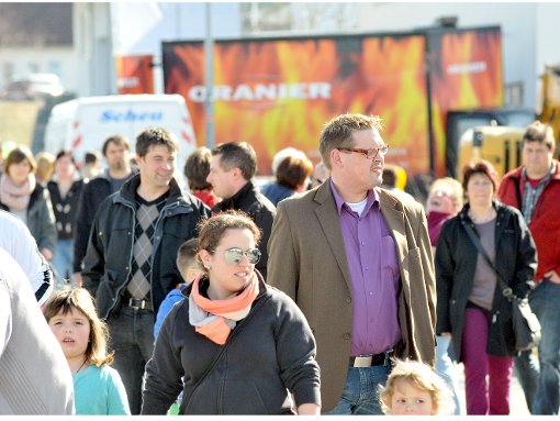 Viele Menschen aus der ganzen Region nutzen den Frühlingssonntag zum Besuch der Vöhringer Gewerbeschau.  Foto: Schnekenburger