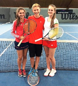 Neue Schülermentoren im Tennis sind (von links):  Marielle Huchler, Gianluca ­Müller und Kathleen Eitel. Foto: TC BW Foto: Schwarzwälder-Bote