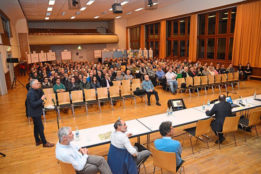 Rund 300 Bürger informierten sich über die Hallenpläne. Fotos: Fritsche Foto: Schwarzwälder Bote