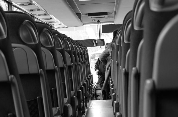 Fahrer ignoriert Absperrung: Reisebus fährt sich in Salmendingen an Böschung fest