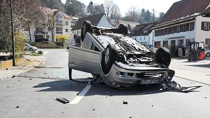 Unfall: Auto überschlägt sich im Ort