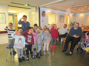 Mit Liedern und Fingerspielen werden die Bewohner des Triberger Pflegheims zum Mitmachen animiert. Foto: Kindergarten Foto: Schwarzwälder Bote