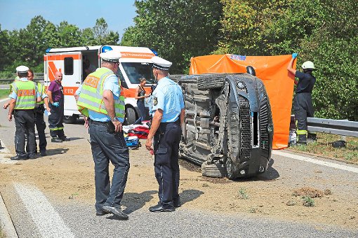 Auf der Autobahnausfahrt Horb sind am Sonntagmittag bei einem Unfall fünf Menschen verletzt worden. Ein Auto war von der Straße abgekommen und hatte sich überschlagen. Foto: Tischbein