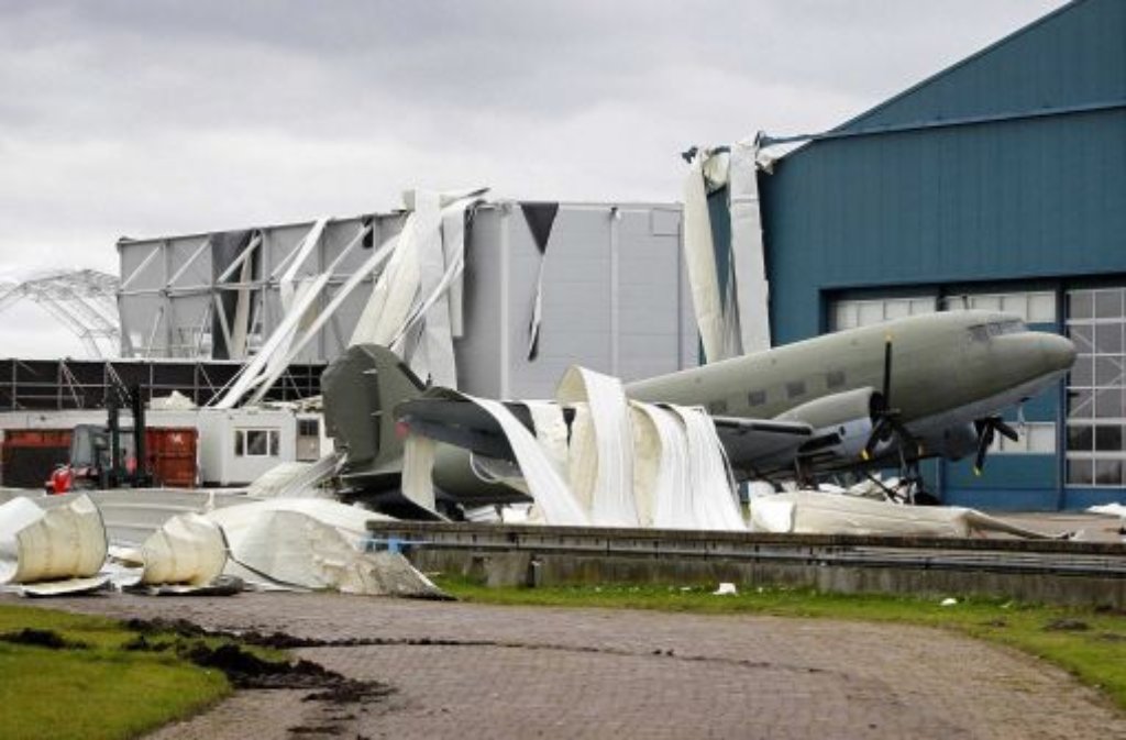 Im niederländischen Valkenburg zerstörte der Sturm einen Hangar.