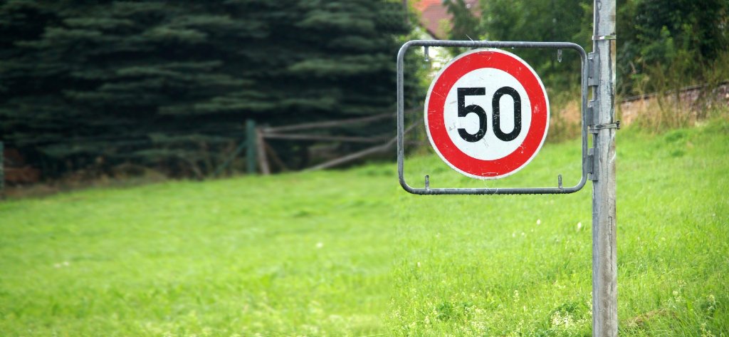 In Burladingen-Killer fehlen zur Zeit gleich zwei Ortsschilder an der B 32. Anstelle der geklauten Verkehrszeichen  wurden Tempo-50-Schilder angebracht.