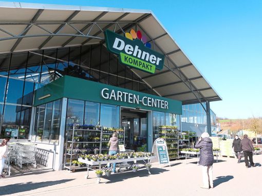 Beim Dehner Garten-Center in Horb wurden die Kunden vor der Tür schon von Frühjahrsblumen begrüßt. Foto: Gezener