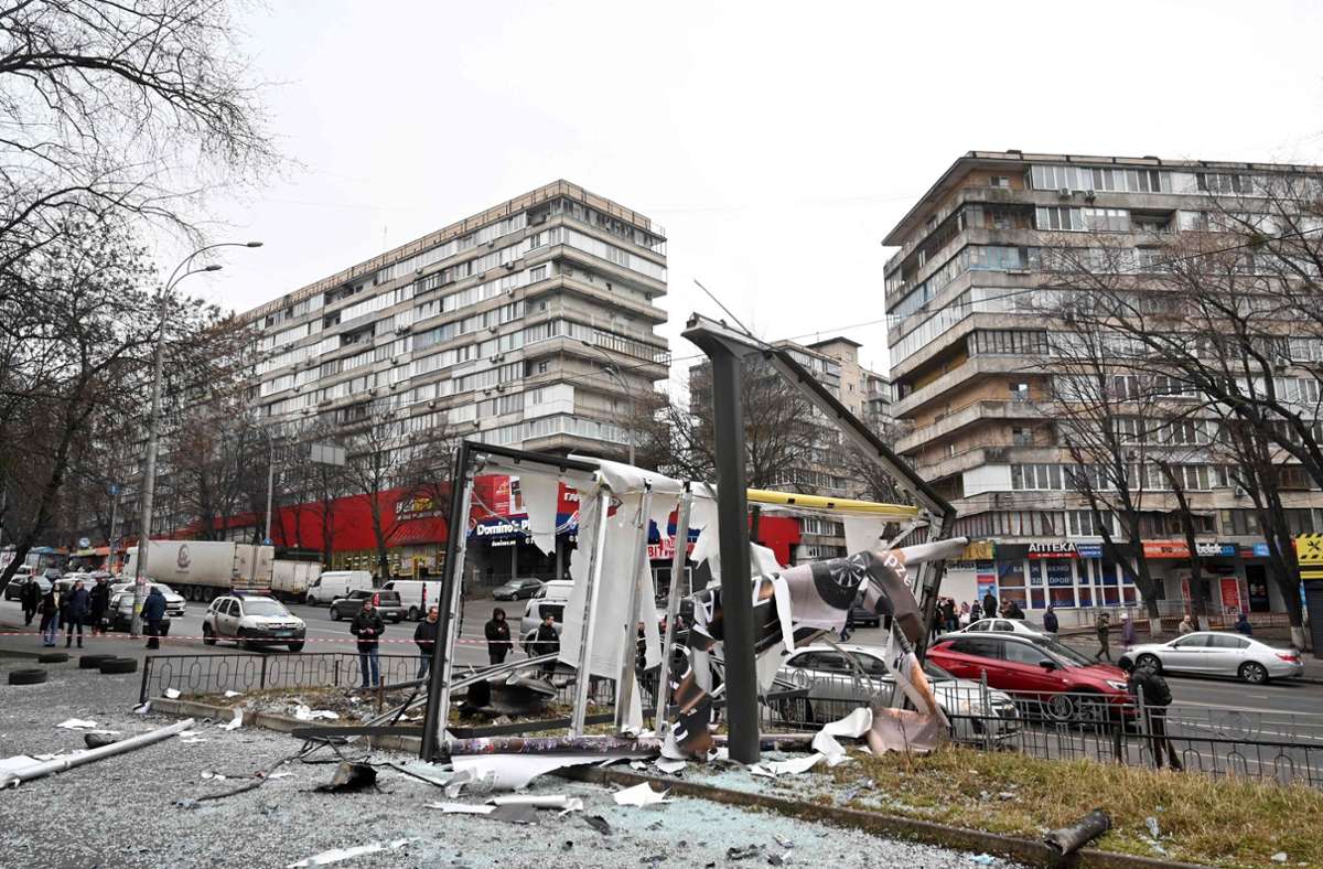 Trümmer in Kiews Straßen: Die Folgen der russischen Raketenangriffe...