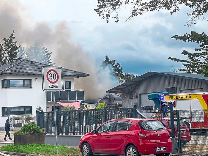 Rauchwolke weithin sichtbar: Wohnhaus in Offenburg steht in Flammen