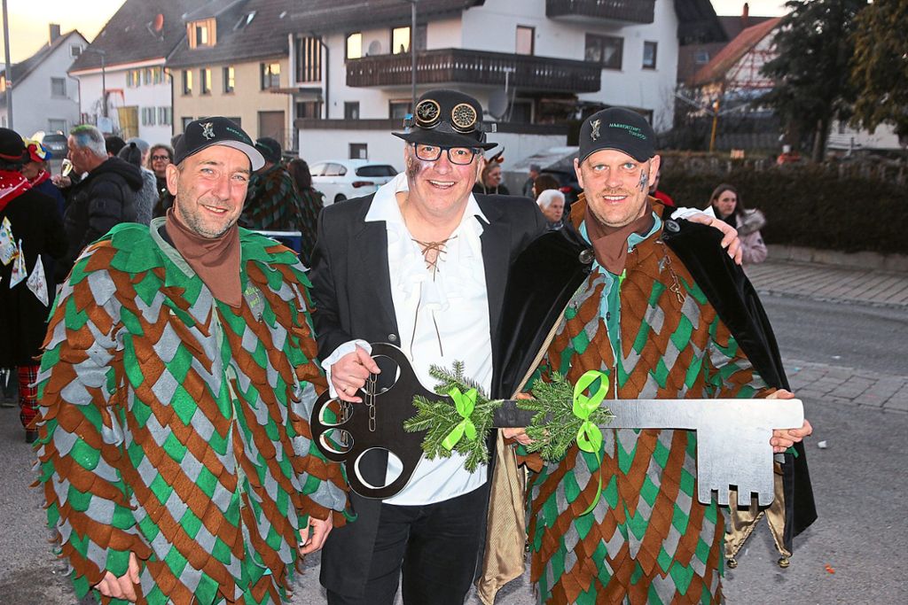 Schlüsselübergabe in Tuningen (von links):  Michael Schill, der entmachtete Bürgermeister Ralf Pahlow und Tuningens neuer Fasnetbürgermeister Sven Ittig.