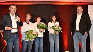 Nur kurz auf der Bühne und schon wieder weg: Anselm Säger (links) und Alexander Brüderle (rechts) danken Angela Faißt, Karin Huy und Uli Wöhrle (von  links)  für ihr Engagement. Foto: Monika Hettich-Marull