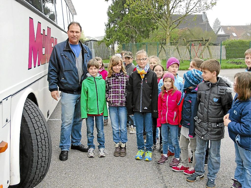 Die Schüler der Grundschule folgten aufmerksam den Ausführungen der Busfahrer. Foto: Merz Foto: Schwarzwälder-Bote