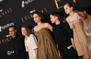 Angelina Jolie mit ihren Kindern bei der „Eternals“-Premiere am Montag. Foto: AFP/VALERIE MACON