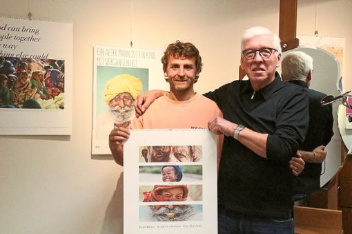 Endlich ist er da: Am Freitagabend hängen Fotograf Nino Strauch (links) und Bernhard Jung den immerwährenden Kalender auf. Mit einem Teil des Erlöses aus dessen Verkauf wird das Projekt Burma e.V. unterstützt. Foto: Thiercy