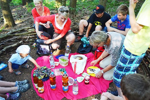 Es ist gedeckt: Auf dem Waldsofa frühstückten die Schüler gemeinsam mit ihren Lehrern und der Schulsozialarbeiterin. Fotos: Holbein Foto: Schwarzwälder-Bote