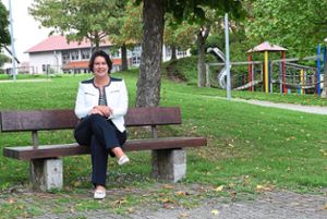 Monique Adrian sitzt auf einer Bank inmitten der großen Grünanlage im Herzen  Dotternhausens. Diese  Oase, ein Treffpunkt für Menschen jeden Alters, sei ihr Lieblingsplatz in der Gemeinde, sagt die Bürgermeisterin. Foto: Visel Foto: Schwarzwälder Bote