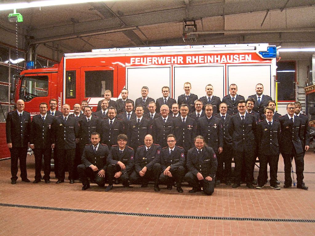Die Angehörigen der Rheinhausener Feuerwehr mit Bürgermeister Jürgen Louis (links) präsentieren die neuen Ausgehuniformen.