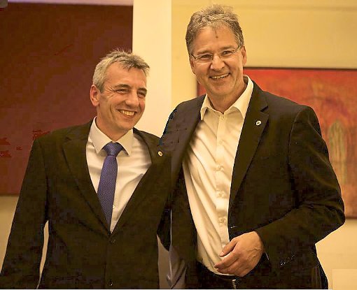 Dieter Petrolli (links) ist neuer Präsident des Lions Clubs Villingen. Er folgt in dieser Position auf  Wolfram Brugger.  Foto: Lions-Club Foto: Schwarzwälder-Bote