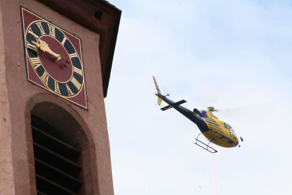 Morgens viertel vor 10 in Schramberg: Der Hubschrauber kreist dicht über den Dächern der Stadt. Der Pilot kann praktisch die Uhr vom Kirchstum St. Maria ablesen.