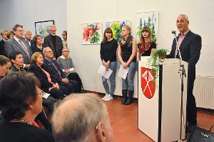 Bürgermeister Anton Müller begrüßt die Künstlerinnen und die Gäste bei der Vernissage im Dormettinger Rathaus. Foto: Jenter Foto: Schwarzwälder-Bote