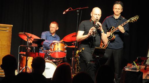 Joe Kenny (von links), Arno Haas und Rares Popsa spielen bei der 89. Hammond-Jazz-Night. Foto: Christoph Ziechaus