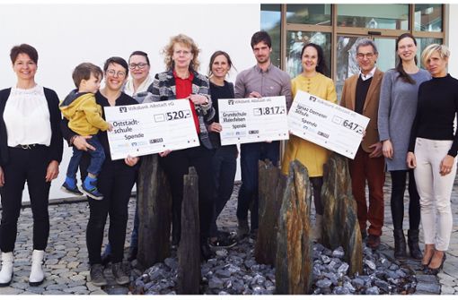 Die fleißigsten Teilnehmer-Schulen am Charity-Lauf des Rotary Clubs Ebingen-Zollernalb haben ihre Belohnung entgegen genommen: Foto: Dunja Kuster