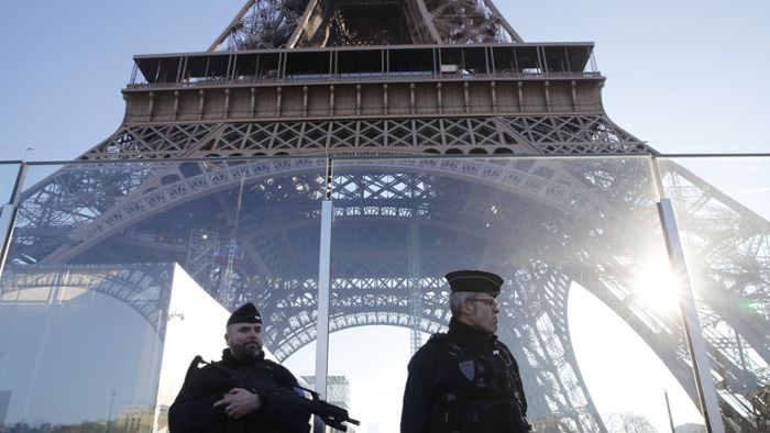 Mann springt mit Fallschirm vom Eiffelturm – Festnahme