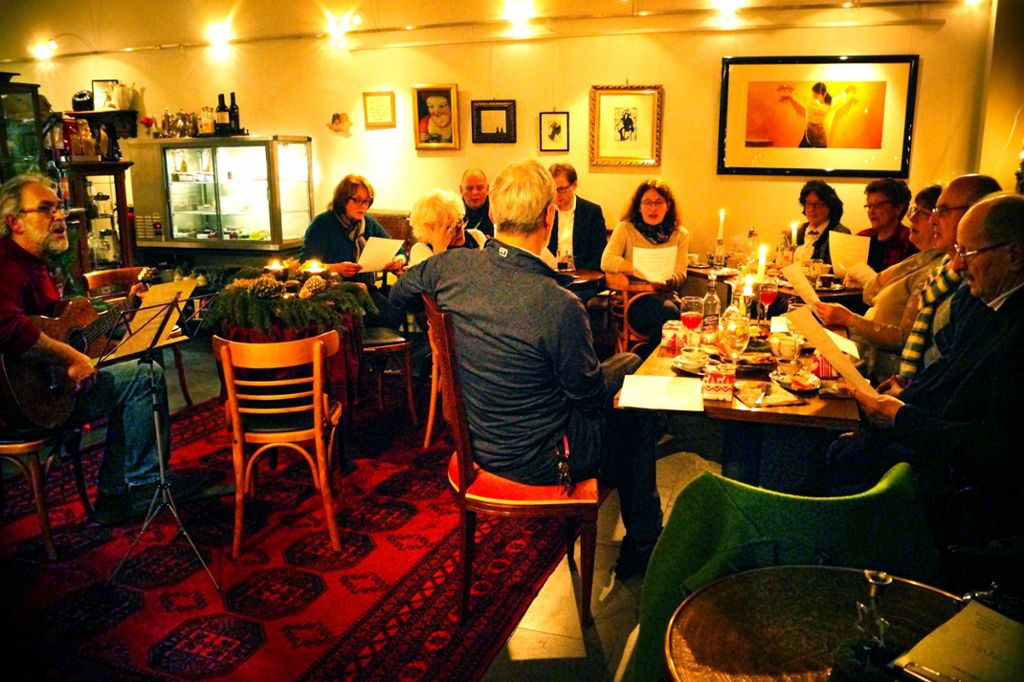 Besinnlichkeit und gute Laute schließen einander nicht aus – man konnte es im Café Qué Vivas erleben. Foto: Müller