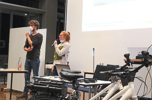 Lara Hölting und Markus Himmelreich unterbreiteten beim Workshop Vorschläge, wie Altensteig zur Radfahrerstadt werden könnte. Foto: Köncke